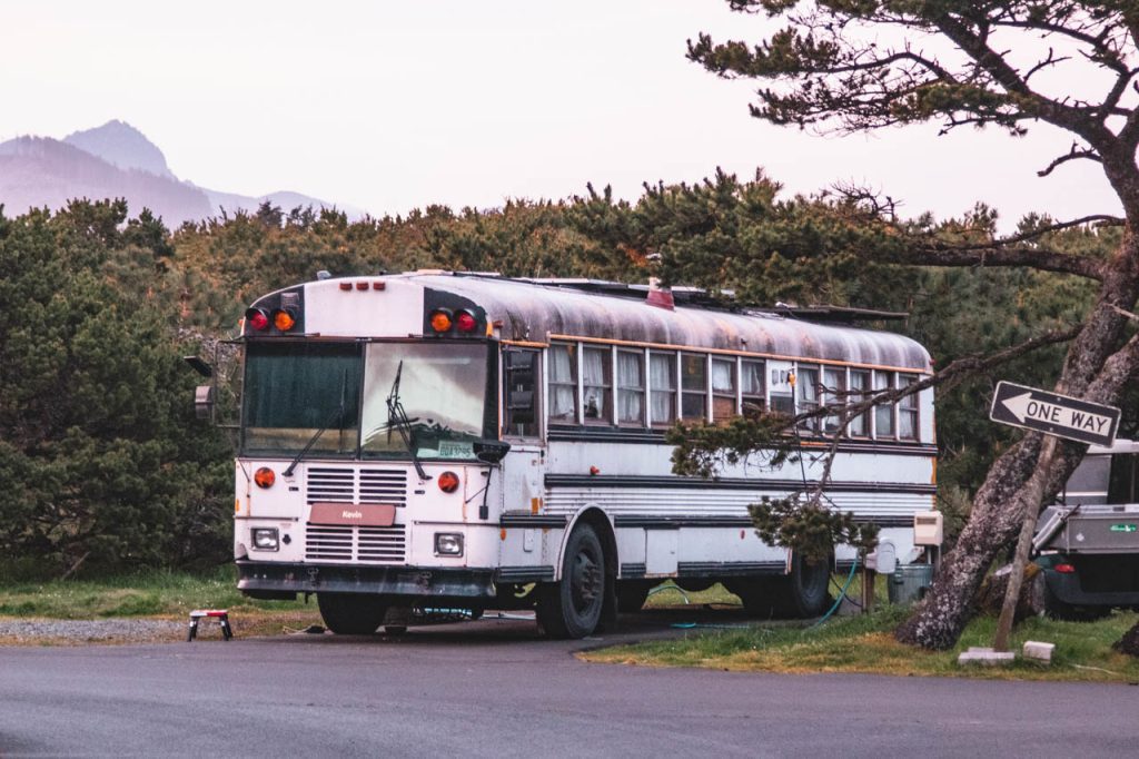 duży kamper RV USA ograniczenia parkowanie van life duży pojazd