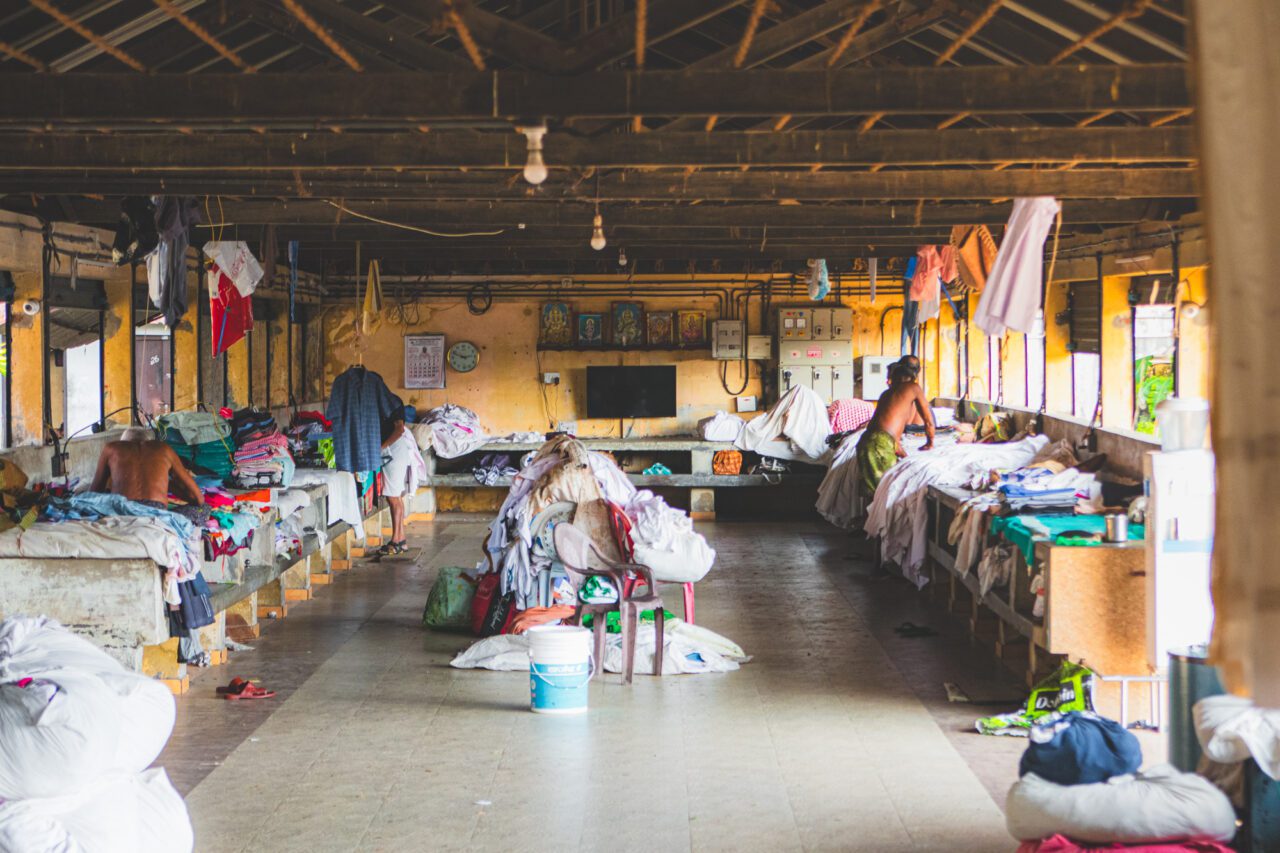 W środku Dhobi Khana - miejsce, gdzie czas płynie w rytmie prasowania i rozmów