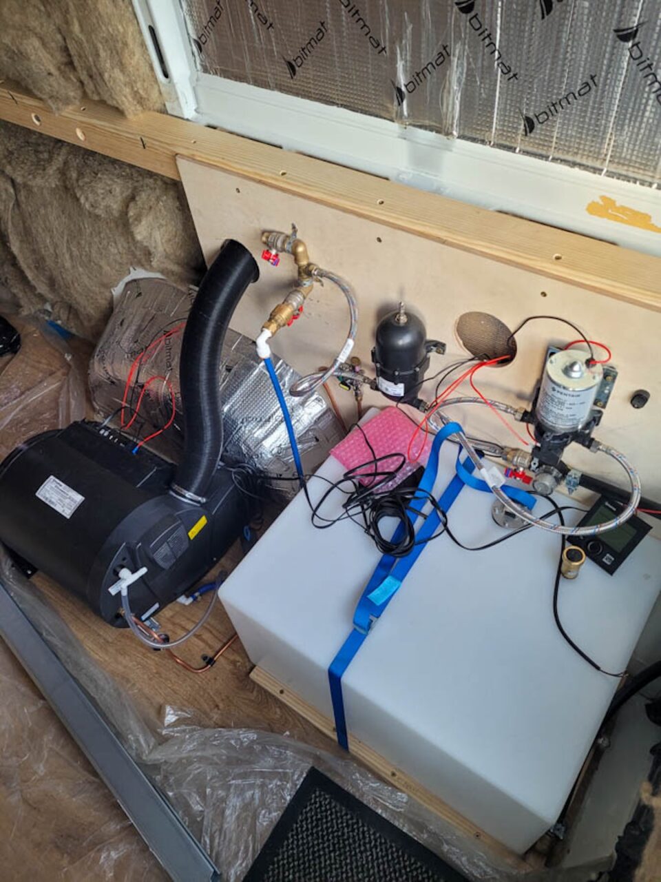 system wody i ogrzewanie Truma w kamperze DIY – instalacja w trakcie budowy