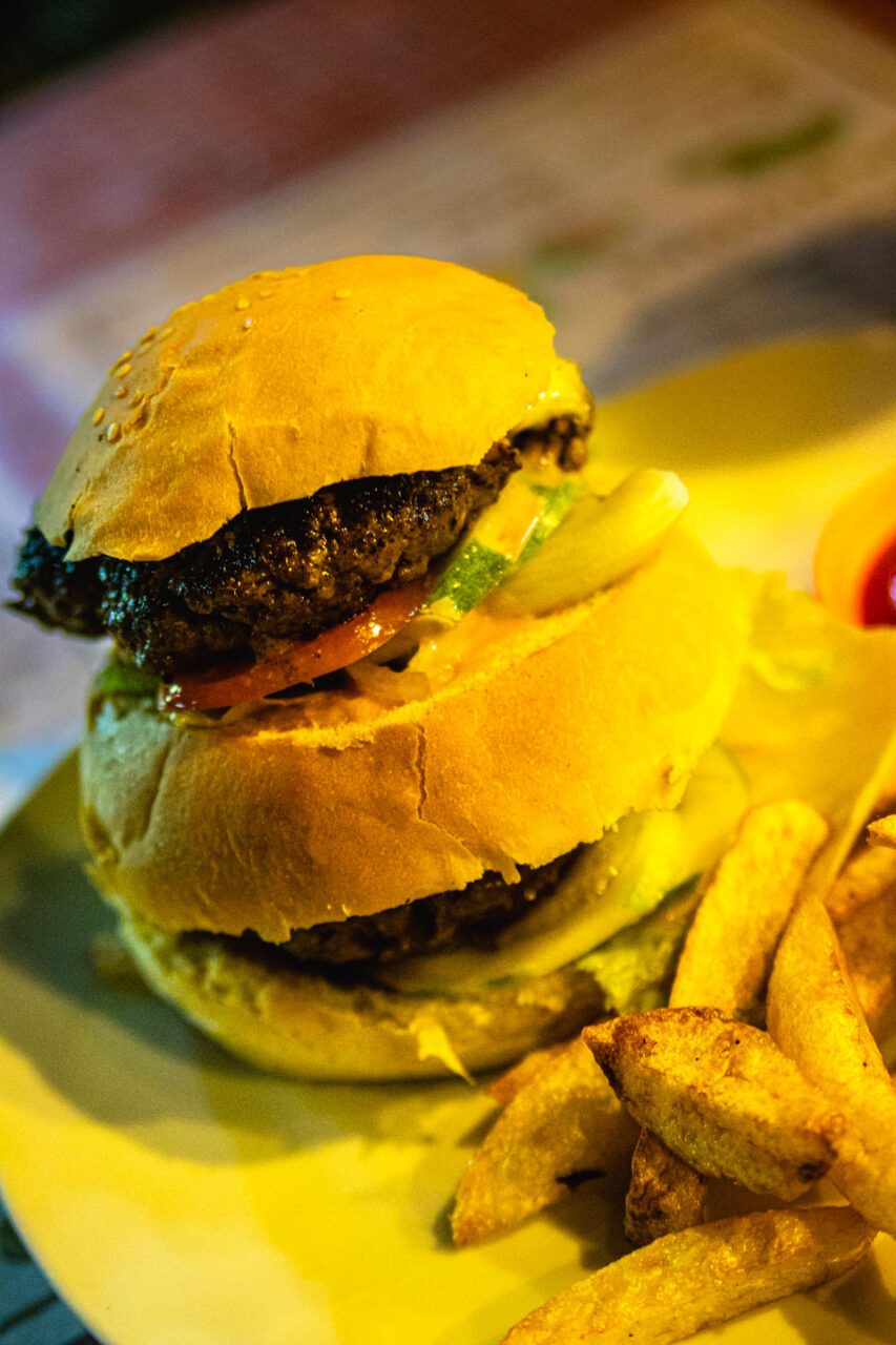 Wieczorny klasyk - soczysty burger z Le Petit Gili. Idealny, gdy masz ochotę na coś prostego i naprawdę dobrego.