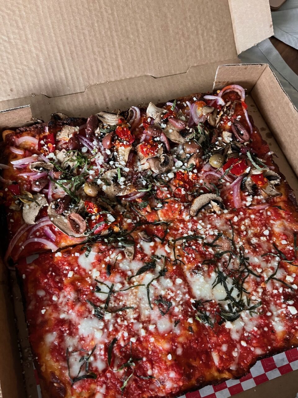 W The Ranch zjesz wyśmienitą pizzę na grubym cieście w stylu sycylijskim