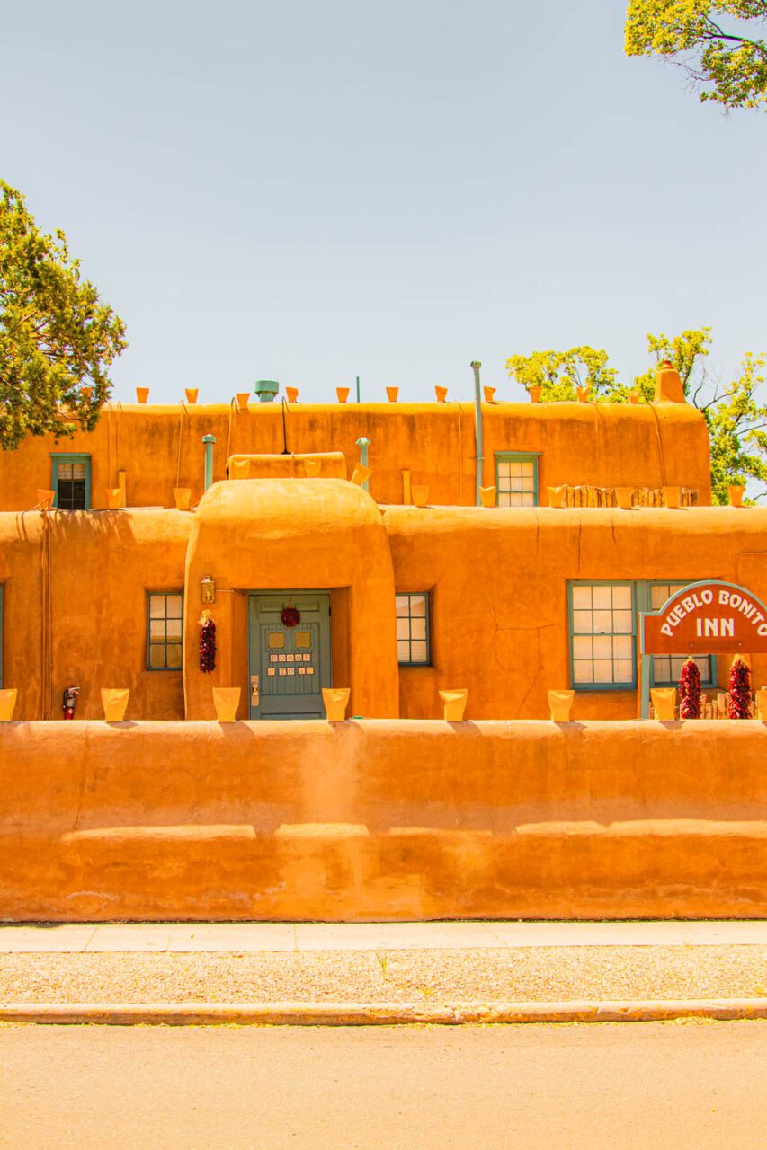 Pueblo Bonito Inn w Santa Fe: Szczera Recenzja Urokliwego Hotelu Adobe
