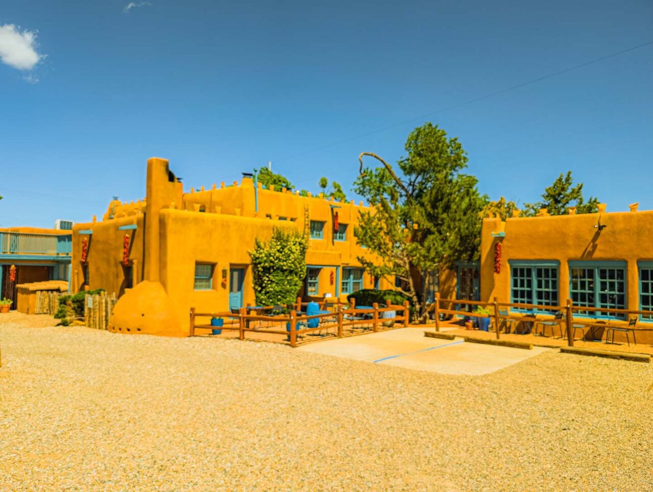 Pueblo Bonito Inn w Santa Fe: Szczera Recenzja Urokliwego Hotelu Adobe