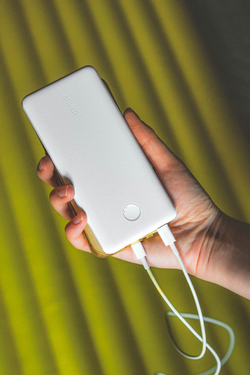 Mój biały powerbank to mój niezawodny towarzysz kempingowy!