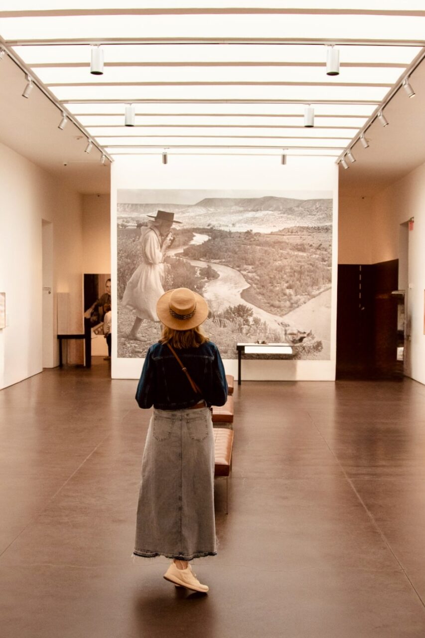 Zachwycona sztuką w muzeum Georgia O’Keeffe