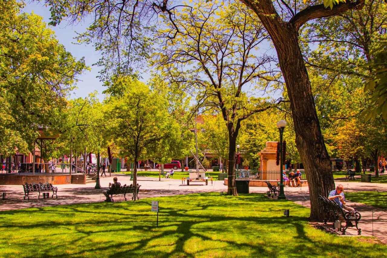 Ławki na Plaza - miejsce, gdzie Santa Fe tętni spokojem