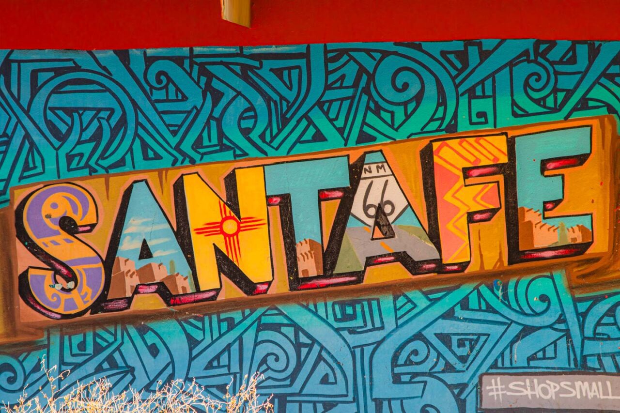 Mural „Santa Fe” w sercu Railyard - idealne miejsce na zdjęcie