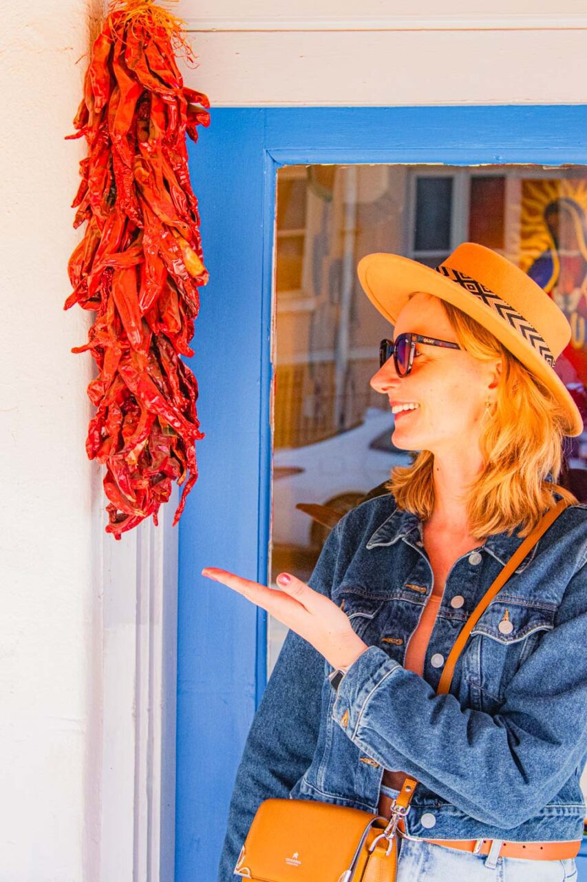 Colorful chile greet visitors - the charm of Santa Fe in the details