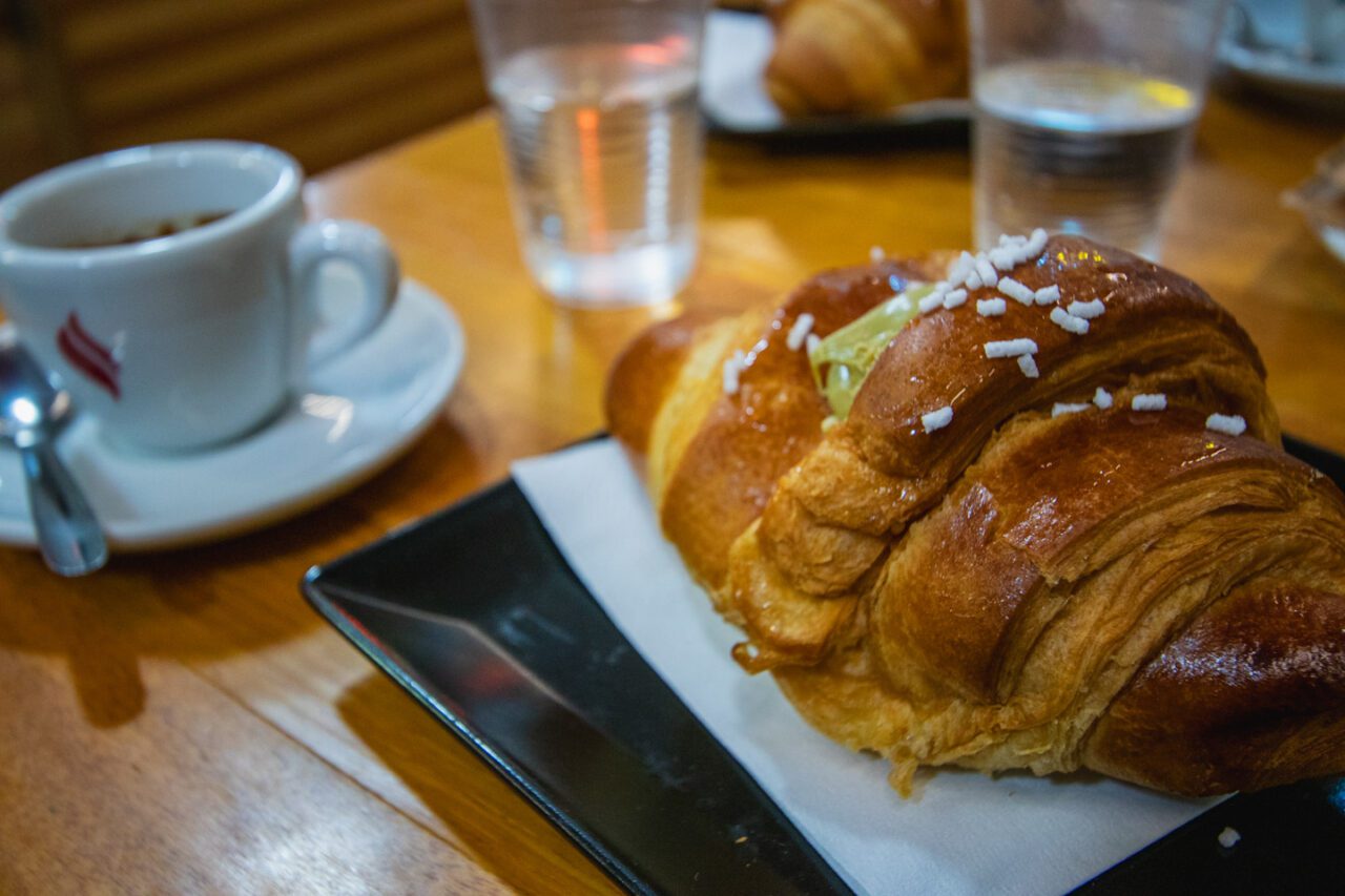 Pistacjowy rogal i espresso - neapolitańskie śniadanie jak trzeba