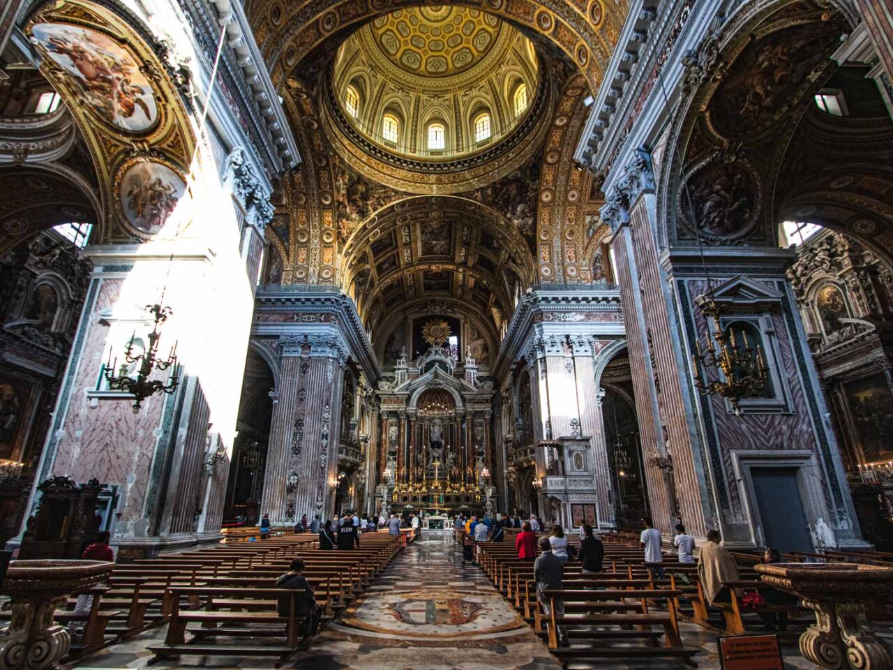 Nie było w planie, ale weszłam do Bazyliki San Paolo Maggiore i… wow
