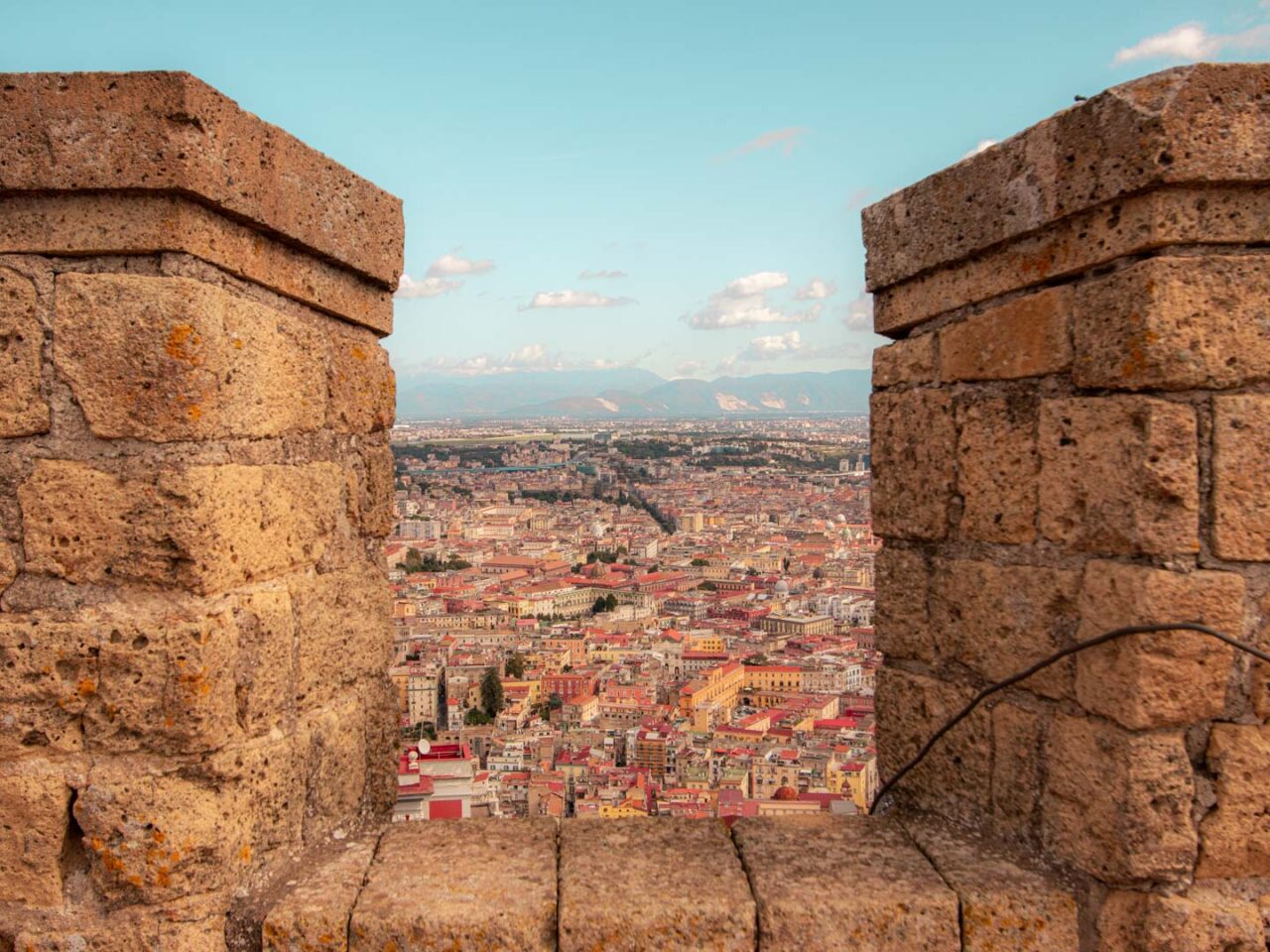 Zamek Sant’Elmo - panorama jak z pocztówki, ujęta między kamiennymi murami