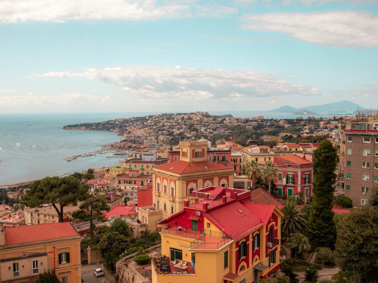Widok na Posillipo - kolorowe wille, zatoka i spokojniejsza twarz Neapolu