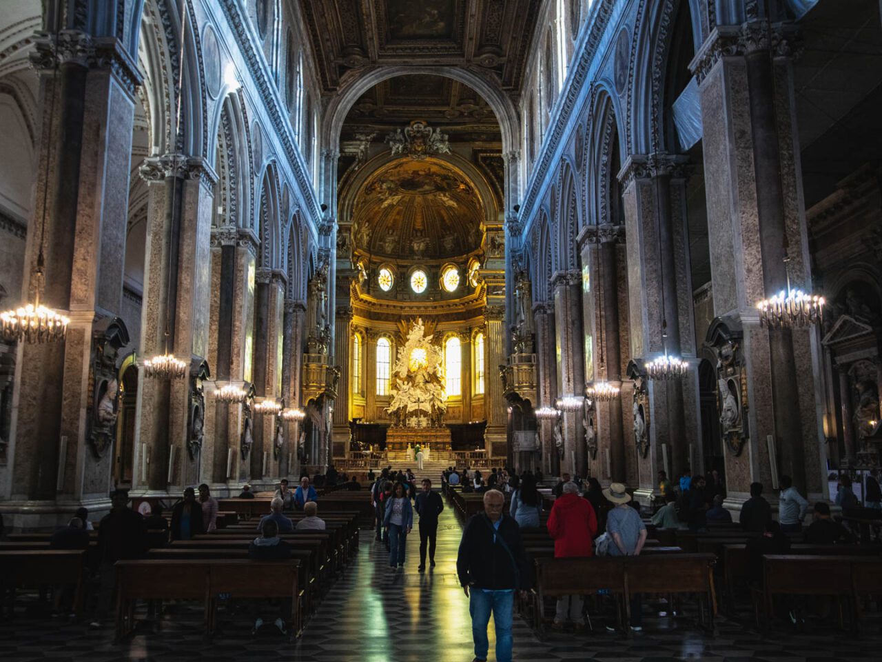 Duomo di Napoli = majestatyczne wnętrze i serce neapolitańskiej wiary