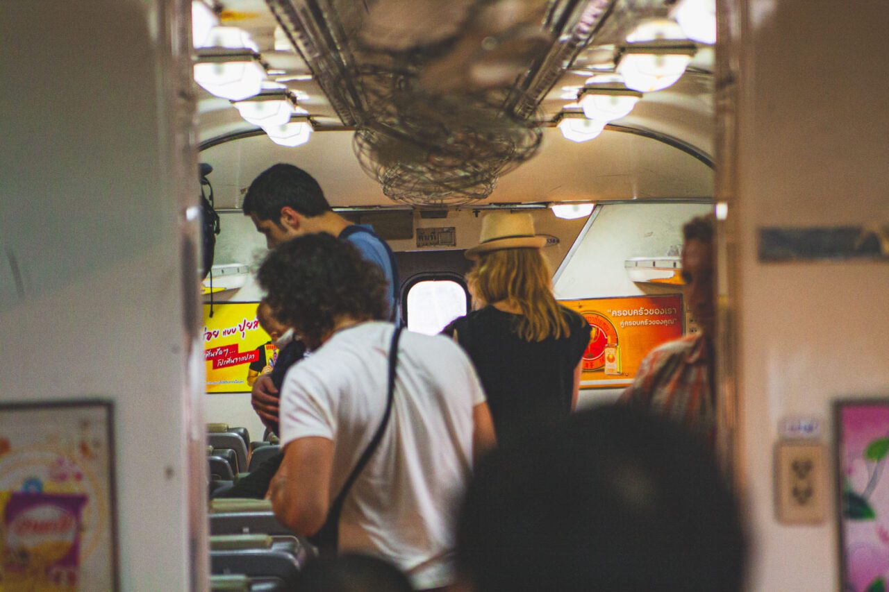 W środku tajskiego pociągu - ciepło, gwarno i pełno życia
