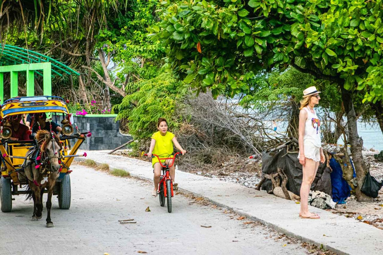 Bicycles and a cidomo on the sandy path along the beach on Gili Trawangan.