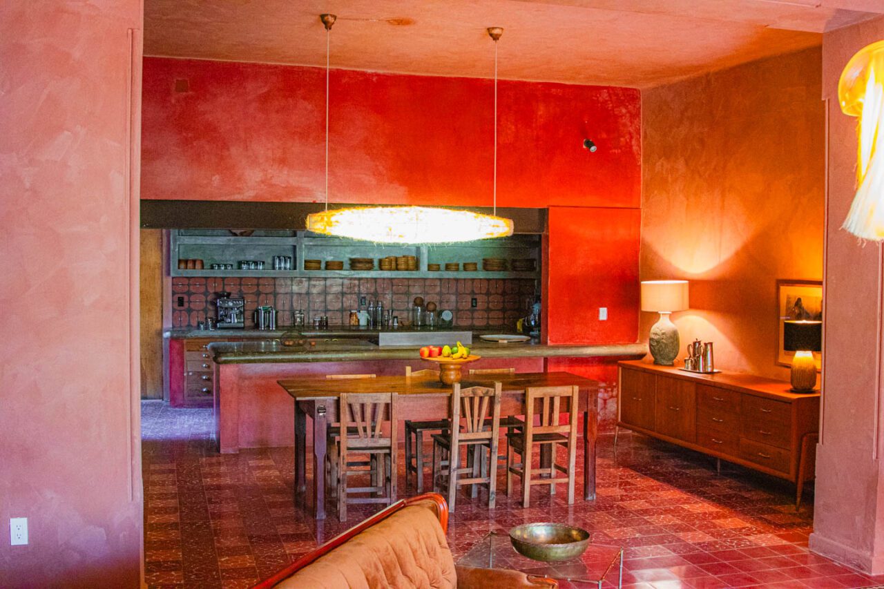 Wspólna kuchnia i jadalnia w butikowym hotelu Casa Arrona Oaxaca