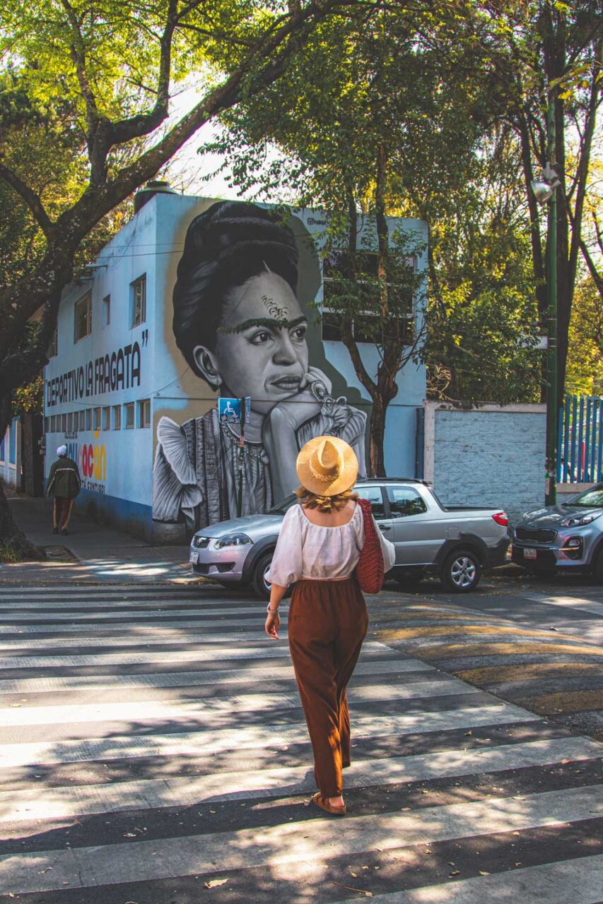 Mural Fridy Kahlo w Mexico City i codzienny spacer po mieście