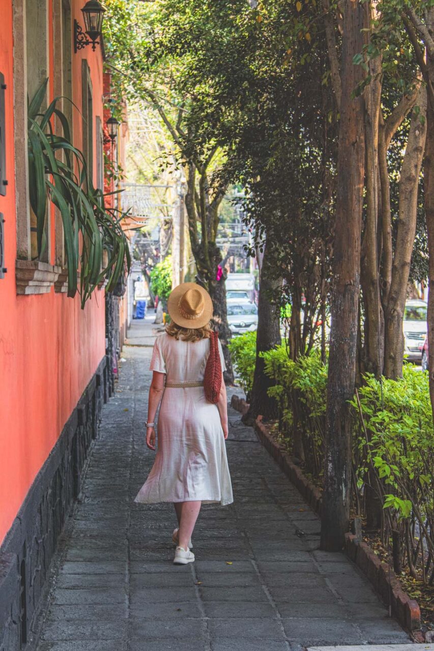 Spacer po spokojnej dzielnicy Mexico City, codzienne życie i rytm miasta