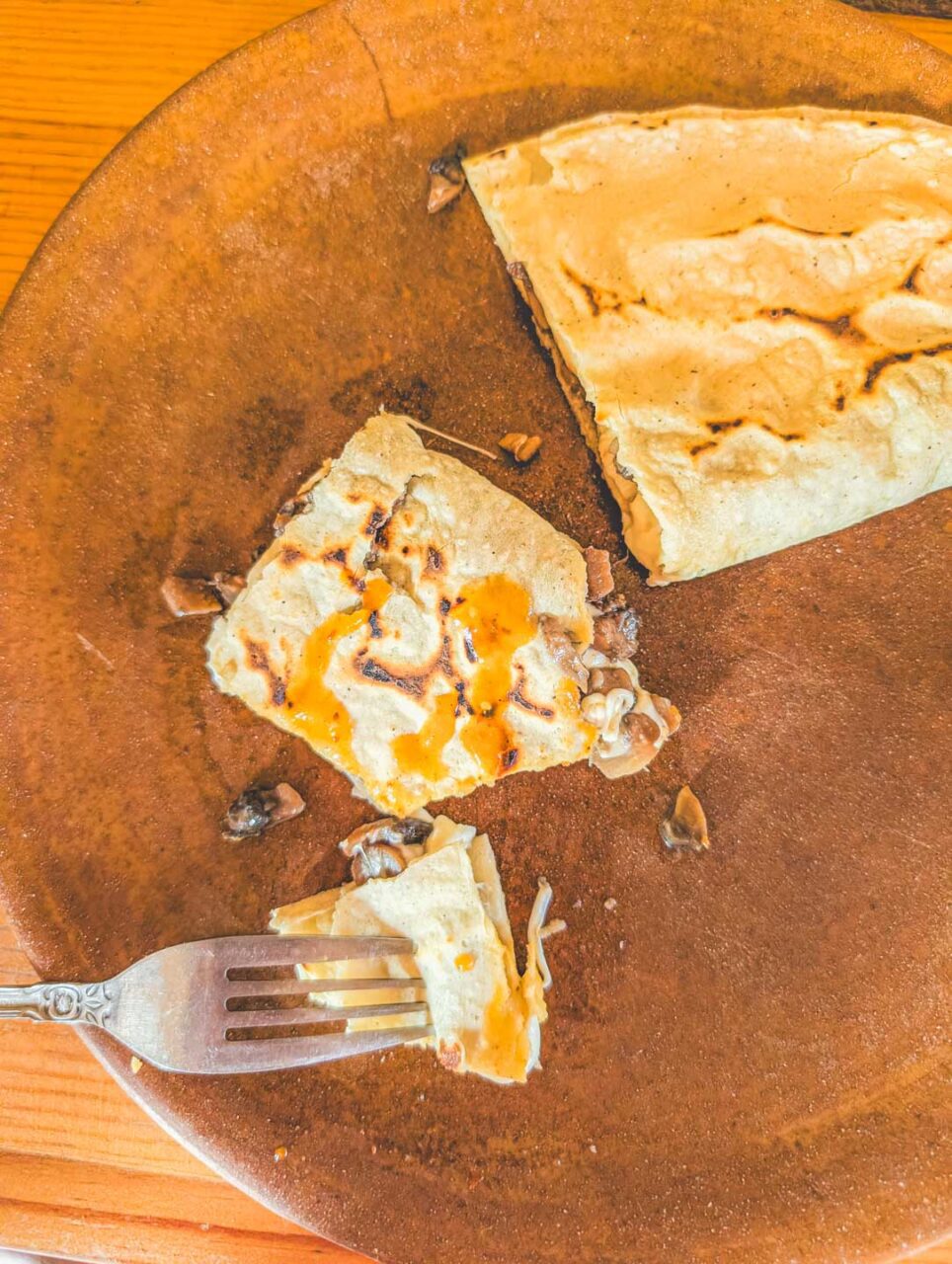 Empanadas z Metate Cocina Tradicional w Oaxaca – ręcznie robione kukurydziane placki z farszem, podane w nieformalnej, garażowej kuchni