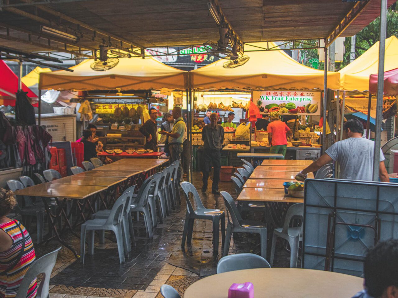 uliczny targ z jedzeniem w Kuala Lumpur, lokalna codzienność i street food