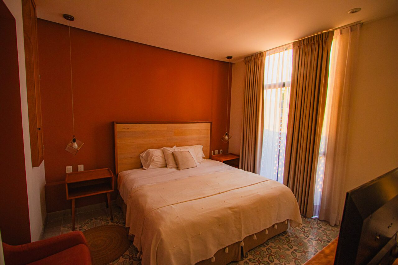 Sypialnia w Casa Tuna w Coyoacán. Prosto, ciepło i bardzo wygodnie.