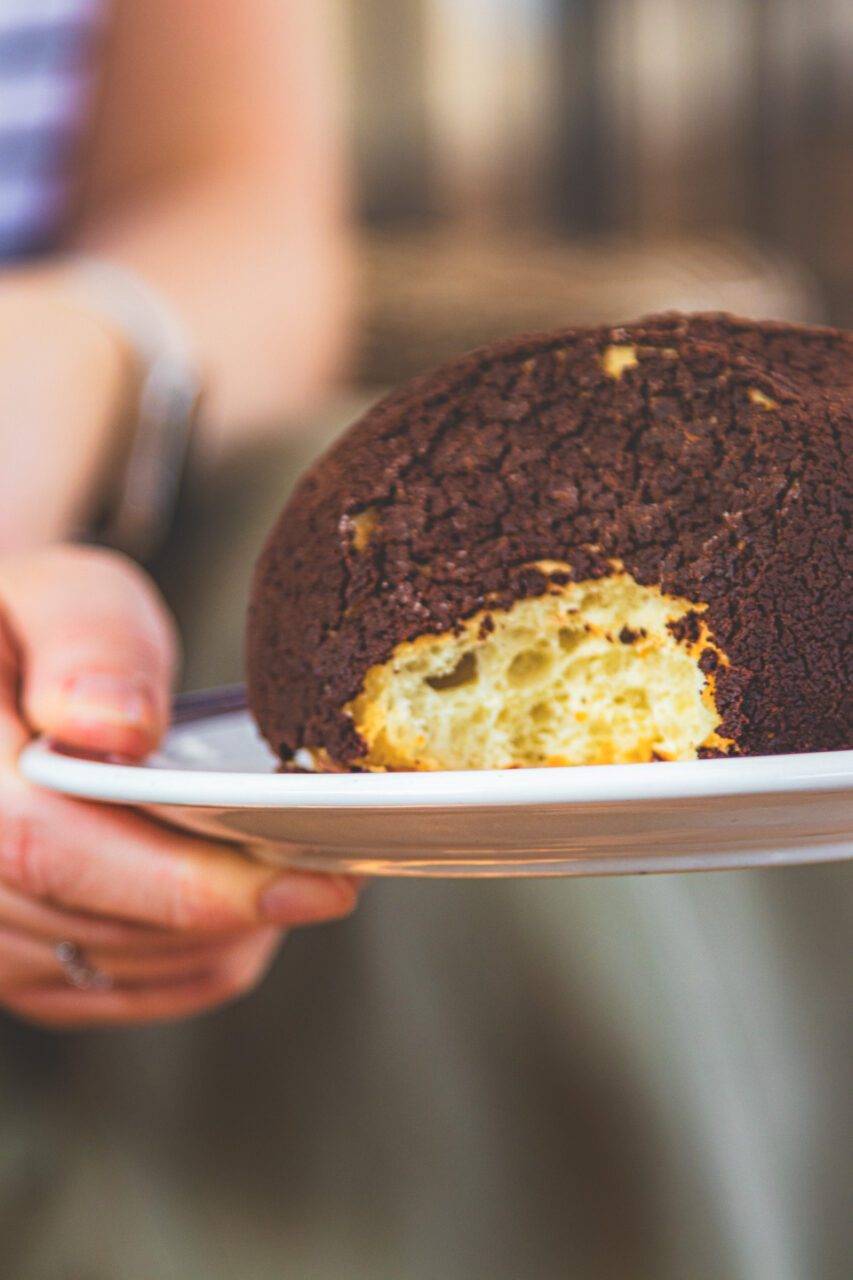 Concha z Mondo Panaderia w Mexico City, tradycyjne meksykańskie słodkie pieczywo podane na talerzu, trzymane w dłoniach.
