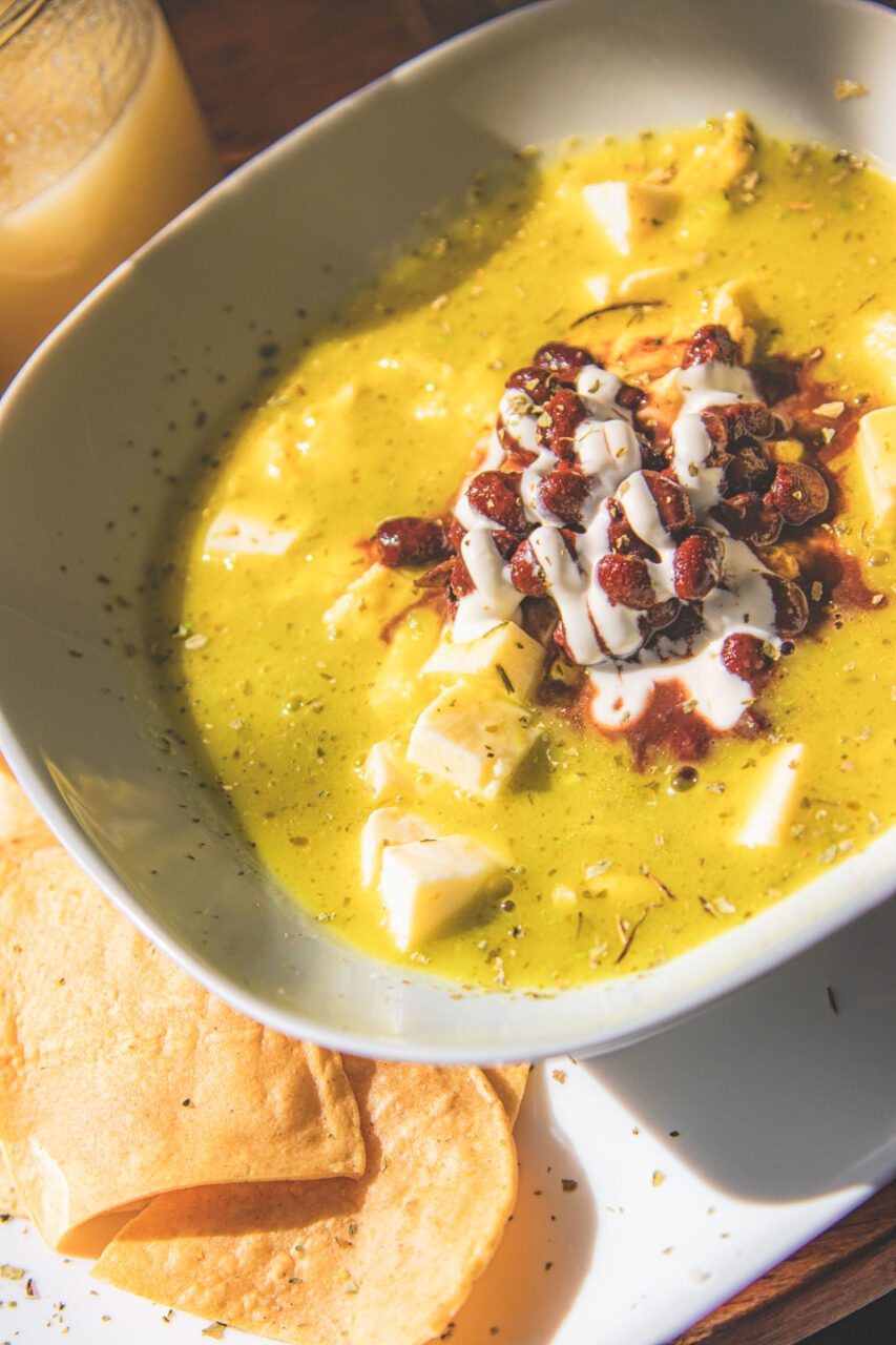 Zupa na śniadanie w restauracji w Mexico City, lokalny posiłek w przystępnej cenie, codzienne jedzenie podczas podróży