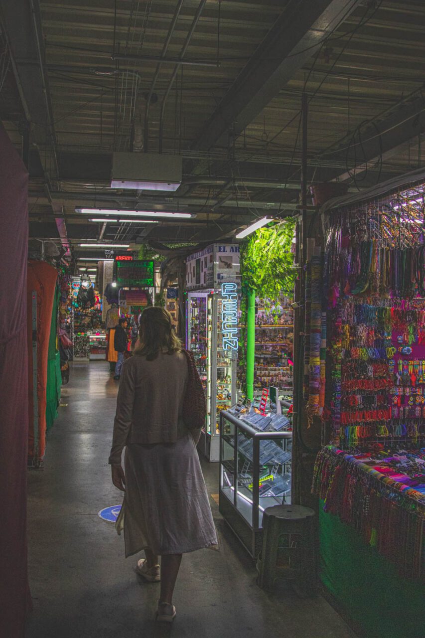 Mercado Artesanal w Mexico City, wnętrze targu z rękodziełem i kolorowymi stoiskami, spacer między alejkami w ciągu dnia