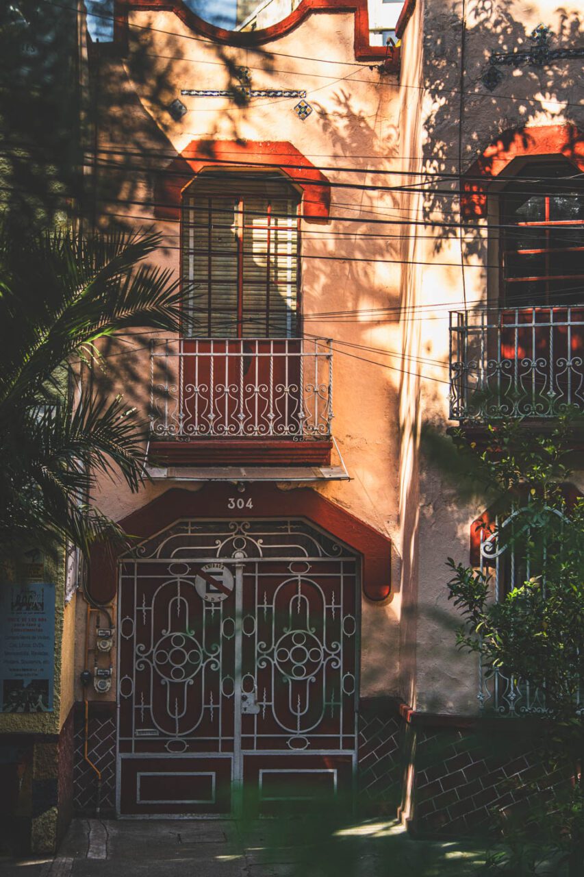 Kamienica w dzielnicy Condesa w Mexico City oświetlona ciepłym światłem zachodzącego słońca, spokojny wieczór w mieście