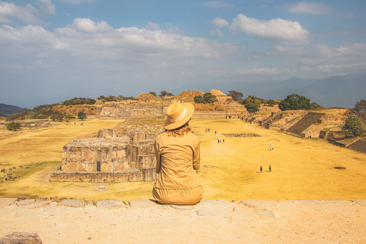 Ruiny Monte Albán w Oaxaca widziane z góry, stanowisko ceremonialne Zapoteków
