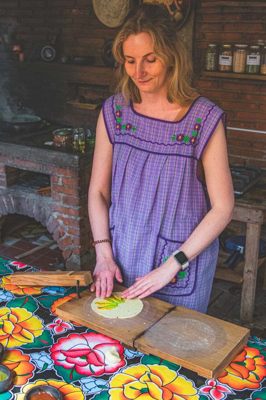 Ręczne robienie tortilli podczas lekcji gotowania w Oaxaca