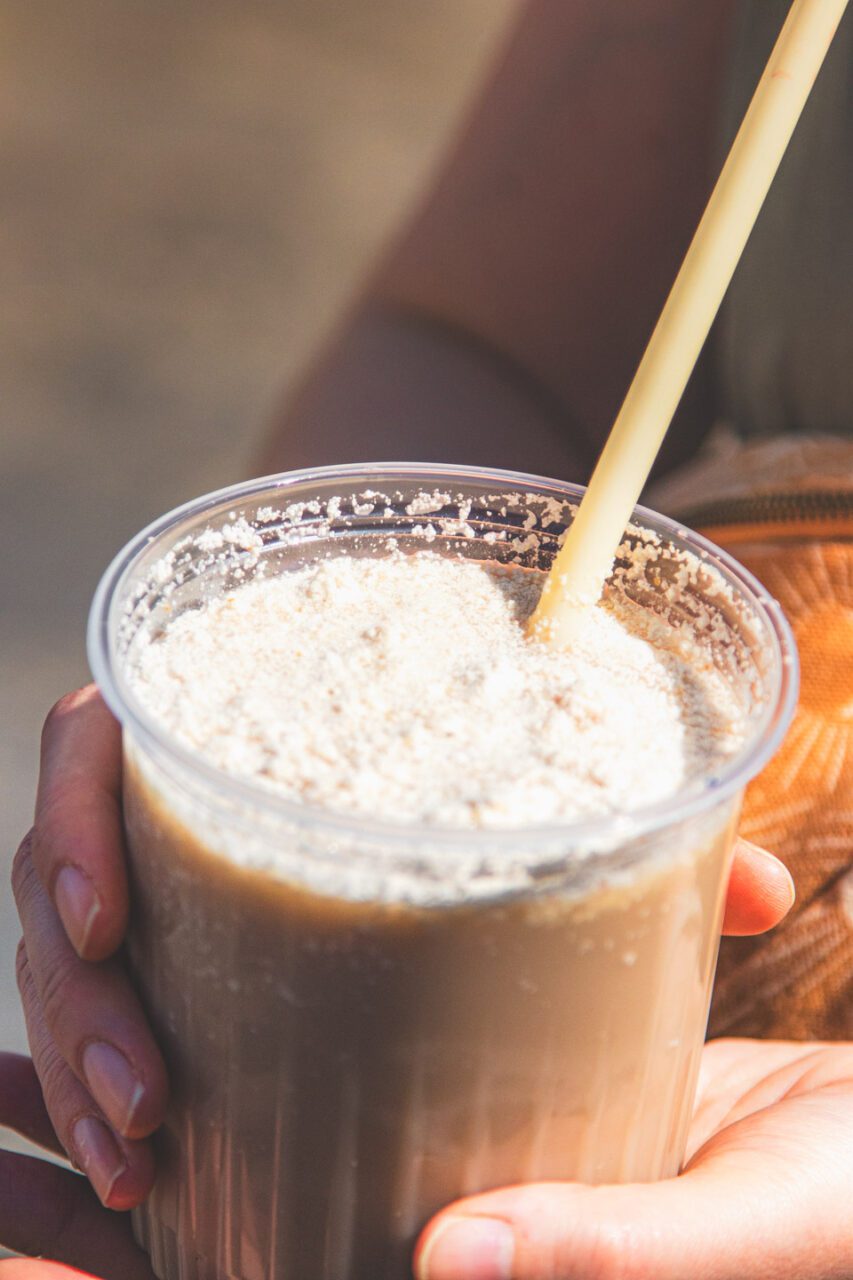 Tradycyjny napój tejate w Oaxaca - kukurydziany napój z kakao i kwiata rosita de cacao