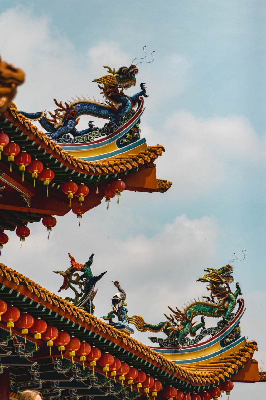 Dragons on the roof of Thean Hou Temple - details that make a huge impression