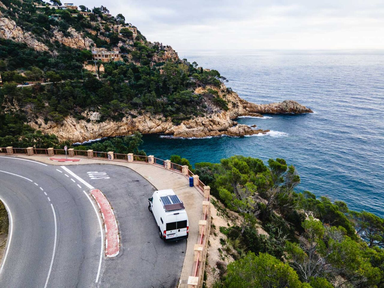 kamper na drodze nad morzem podczas podróży