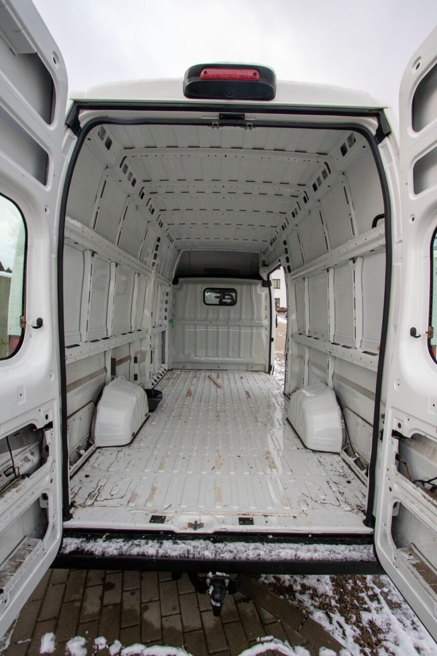 budowa kampera diy w Polsce – pusty bus przed przeróbką na kampera