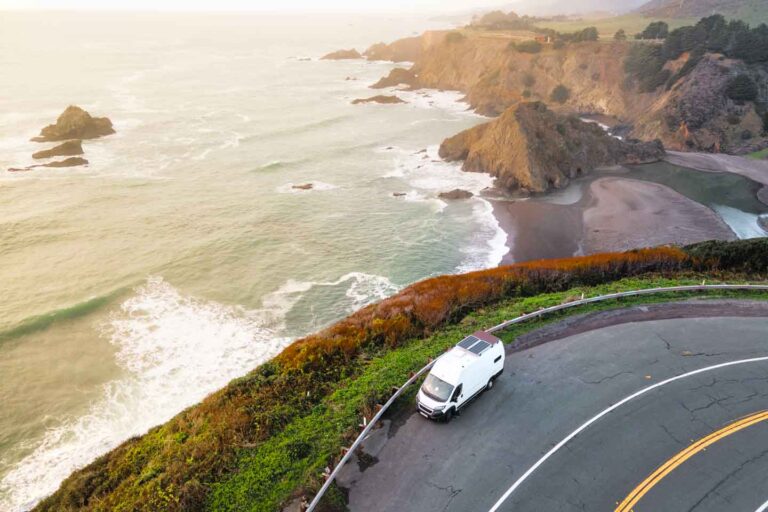 kamper na klifowej drodze wzdłuż oceanu w Kalifornii podczas road tripu po USA