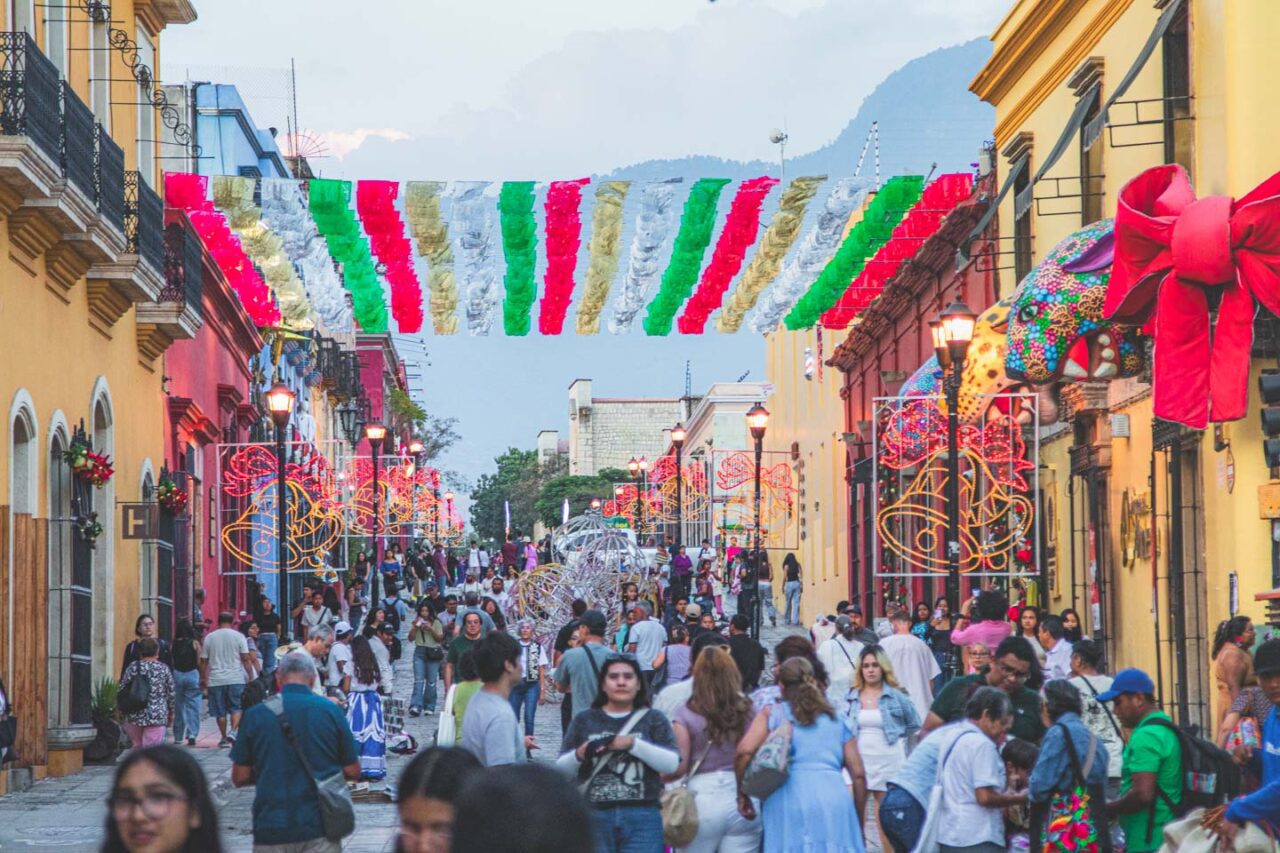 A crowded street while traveling, and the fatigue of an intense sightseeing itinerary.