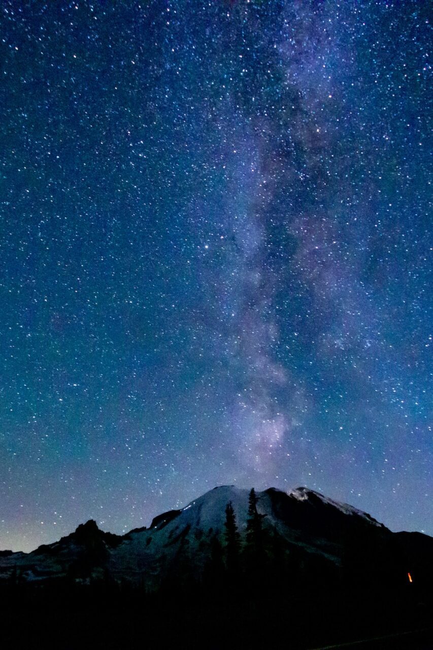 Droga Mleczna nad Mount Rainier i noc pod gwiazdami podczas podróży bez pośpiechu