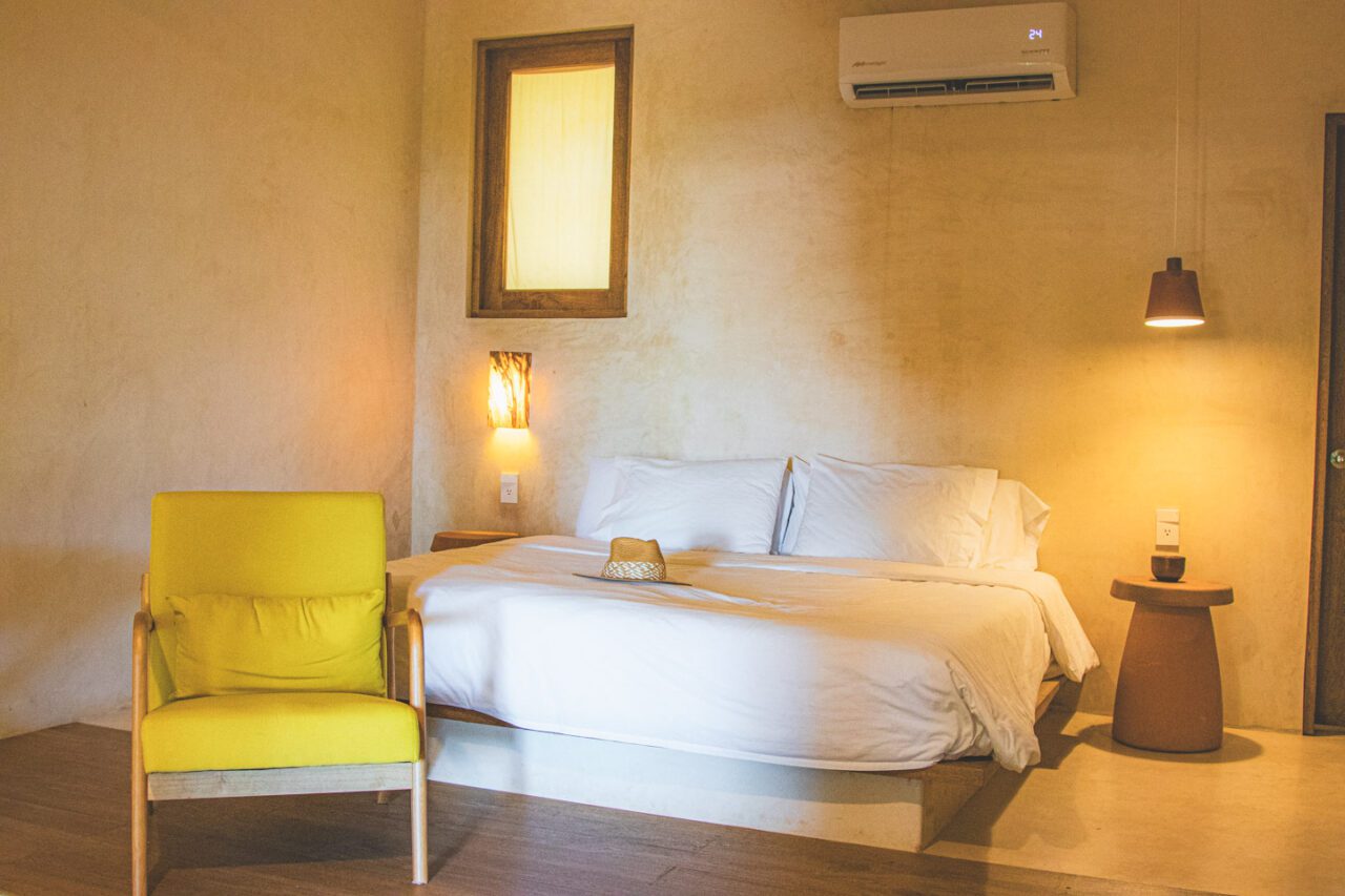 A room at Hotel Yam in Mazunte, featuring a bed and a seating area.