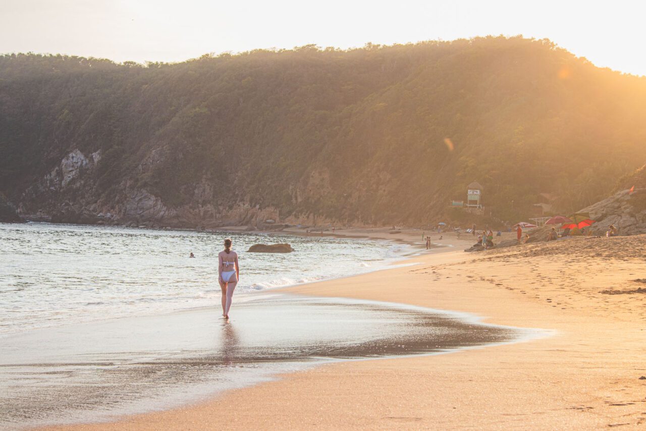 Spacer po plaży o zachodzie słońca w Mazunte w Oaxaca w Meksyku