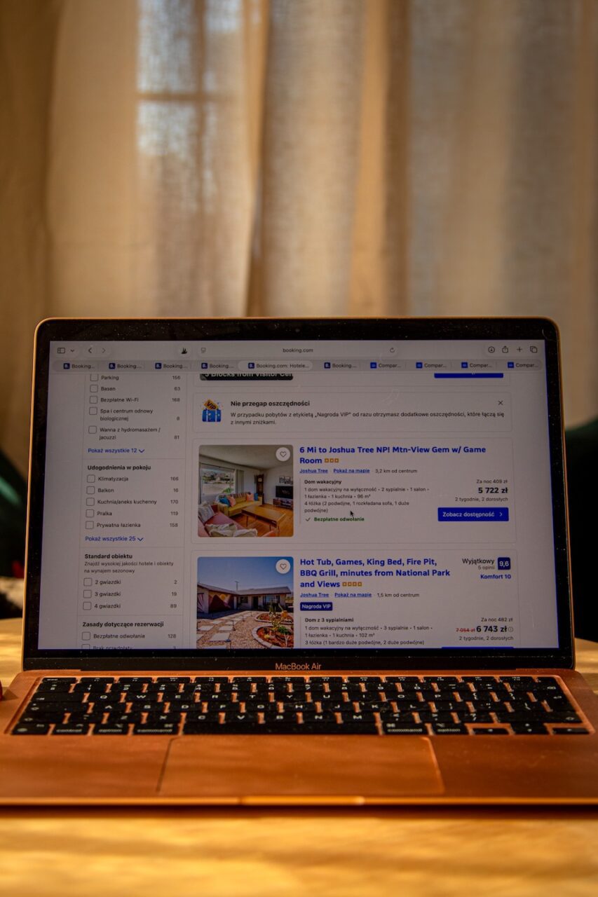 laptop z otwartą stroną booking.com - planowanie podróży