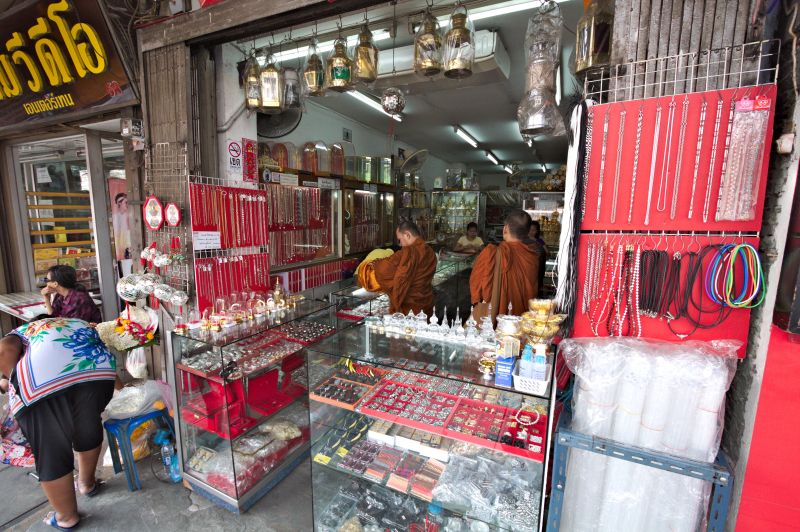 Co mnisi lubią najbardziej, Amulet Market, Tha Phra Chan Market, Bangkok, Tajlandia