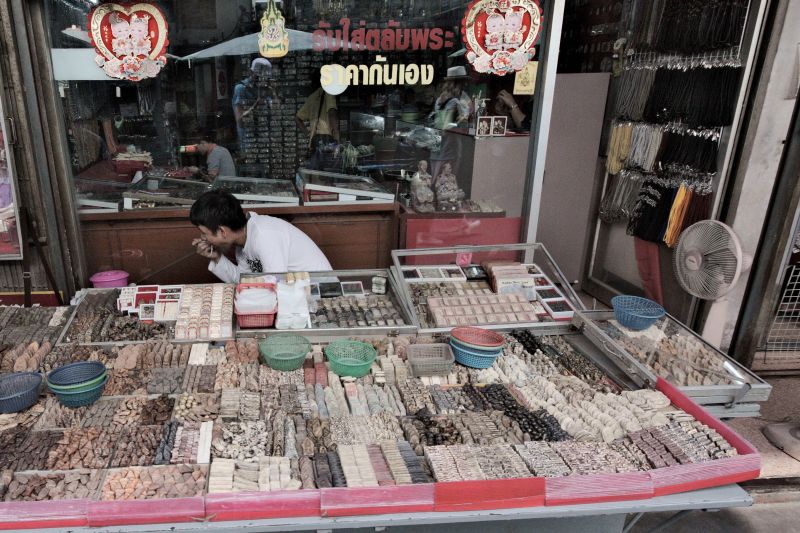 Rynek amuletów, targ Tha Phra Chan, Bangkok, Tajlandia