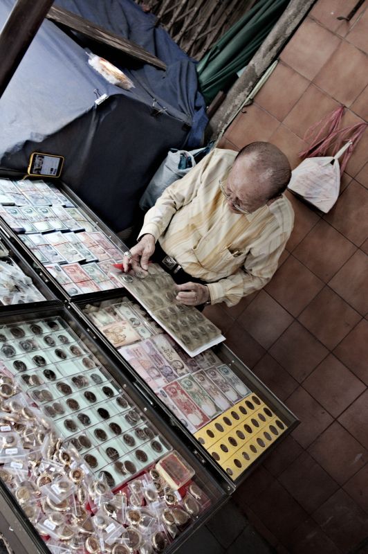 Rynek amuletów, targ Tha Phra Chan, Bangkok, Tajlandia