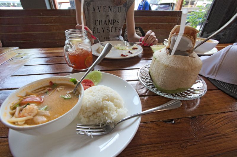Lunch w Baan ThaTien Cafe, Bangkok, Tajlandia