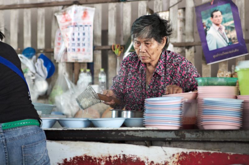 Szefowa kuchni, Lunglek Boat Noodles, Ayutthaya, Tajlandia