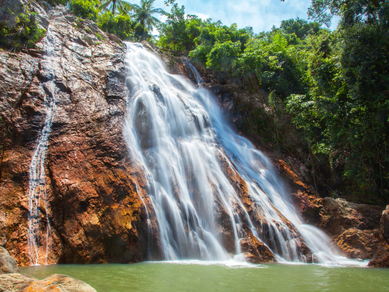 Wodospady Na Muang na Koh Samui to piękne kaskady z naturalnymi basenami