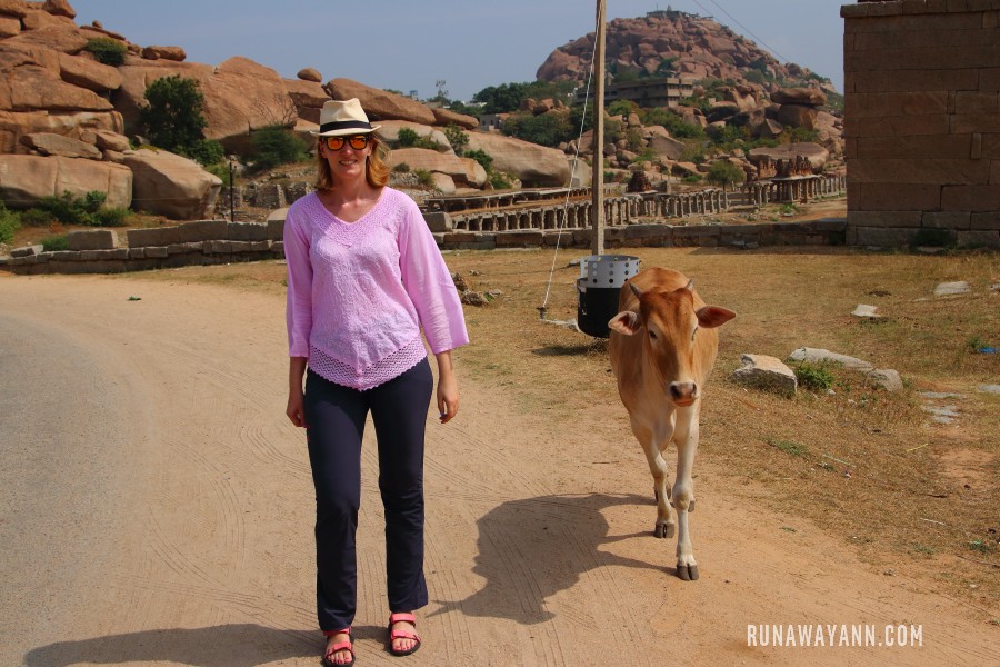 W drodze do świątyni Lakshmi Narasimha, Hampi, Karnataka, Indie
