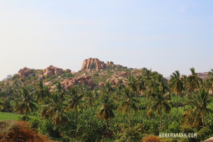W drodze do świątyni Vitthala, Hampi, Karnataka, Indie