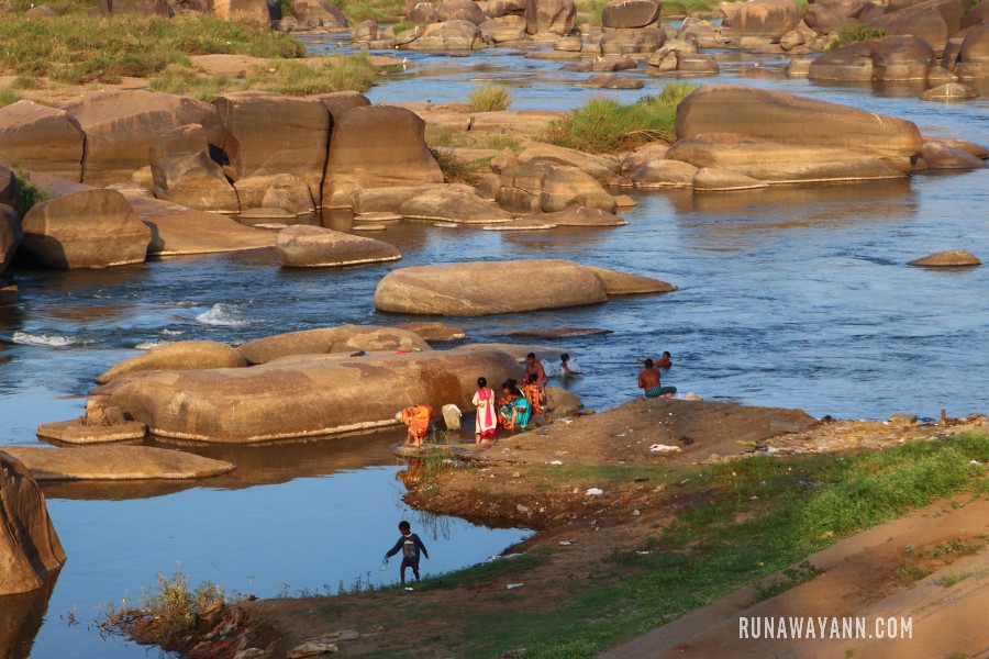 Kąpiel w rzece, Hampi, Karnataka, Indie